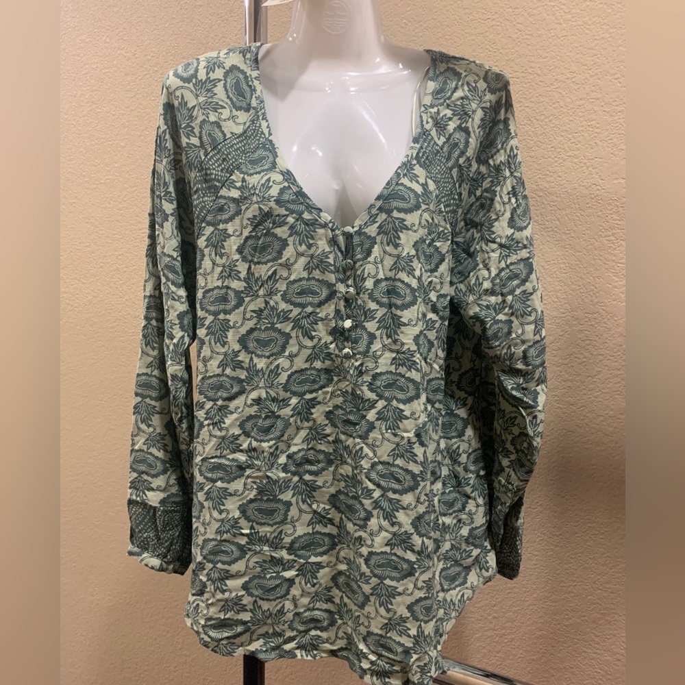 New papyrus pretty green/sage small long sleeved top